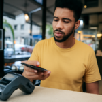 Nova fase do pagamento sem QR Code avança, mas segue limitada em bancos, maquininhas e no iPhone; entenda o que trava o recurso.