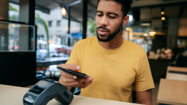 Nova fase do pagamento sem QR Code avança, mas segue limitada em bancos, maquininhas e no iPhone; entenda o que trava o recurso.