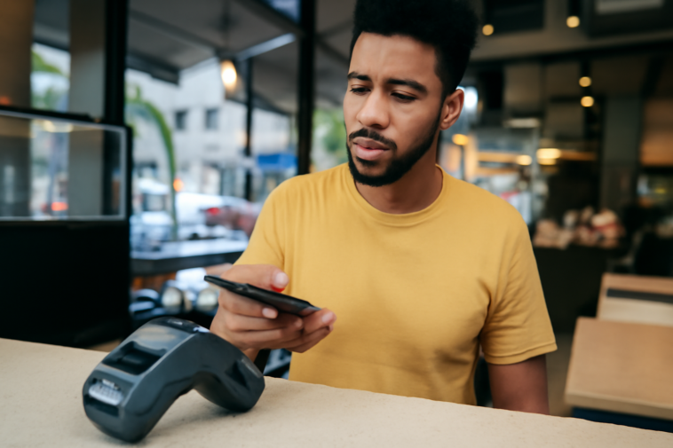 Nova fase do pagamento sem QR Code avança, mas segue limitada em bancos, maquininhas e no iPhone; entenda o que trava o recurso.