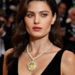 Modelo brasileira rouba a cena em Cannes com joia rara e vive fase minimalista ao lado do marido