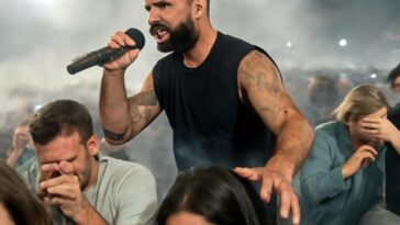 Cantor retoma concerto após incidente com gás lacrimogêneo e garante segurança dos fãs