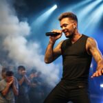 Ricky Martin retoma show após gás lacrimogêneo interromper apresentação 12 Durante turnê na Europa, o ícone pop enfrenta momento de tensão, mas segue firme para fãs LGBTQIA+ em Montenegro