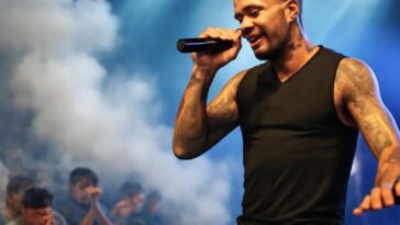 Durante turnê na Europa, o ícone pop enfrenta momento de tensão, mas segue firme para fãs LGBTQIA+ em Montenegro